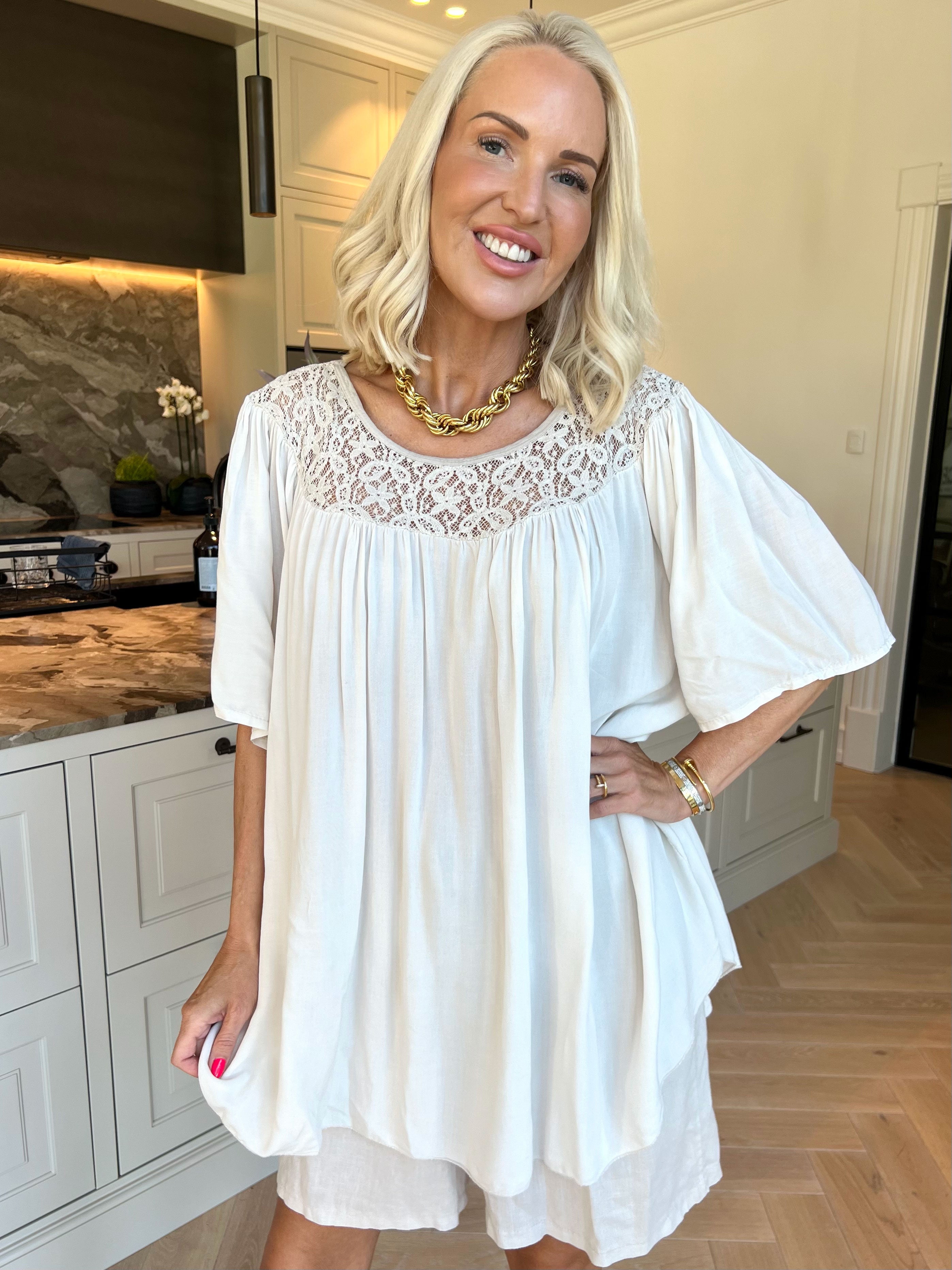Batilda - Feminin tunika i viskose med blondedetaljer